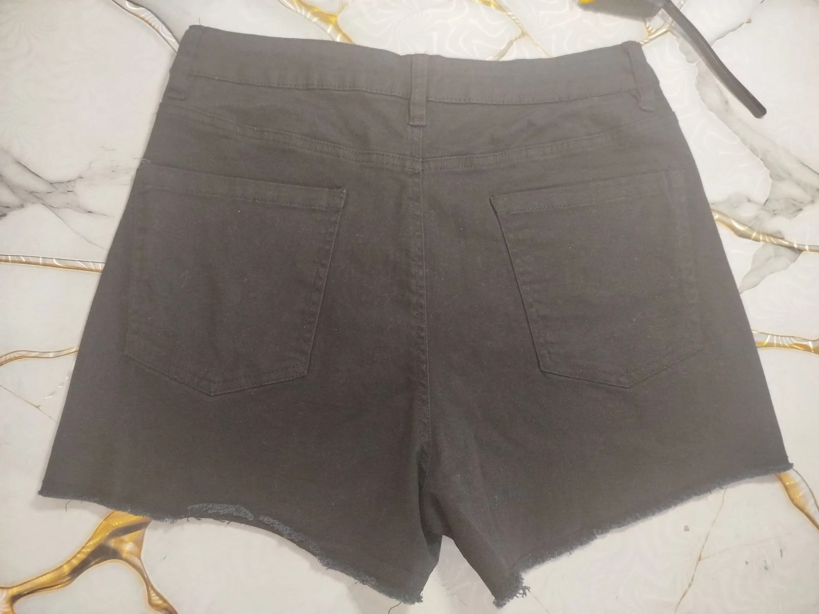 Shorts Vaqueros Negros de Talle Alto con Bajo Desflecado – photo 2